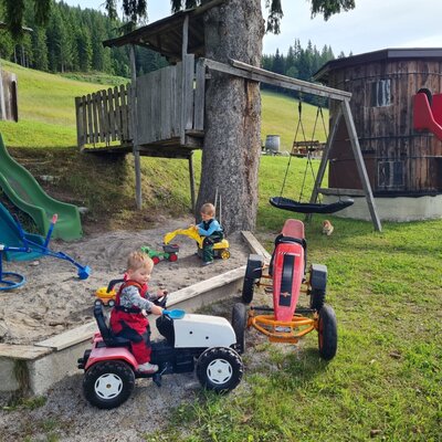Spielplatz mit Sandgrube