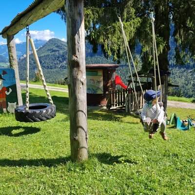 großer Spielplatz mit Schaukeln