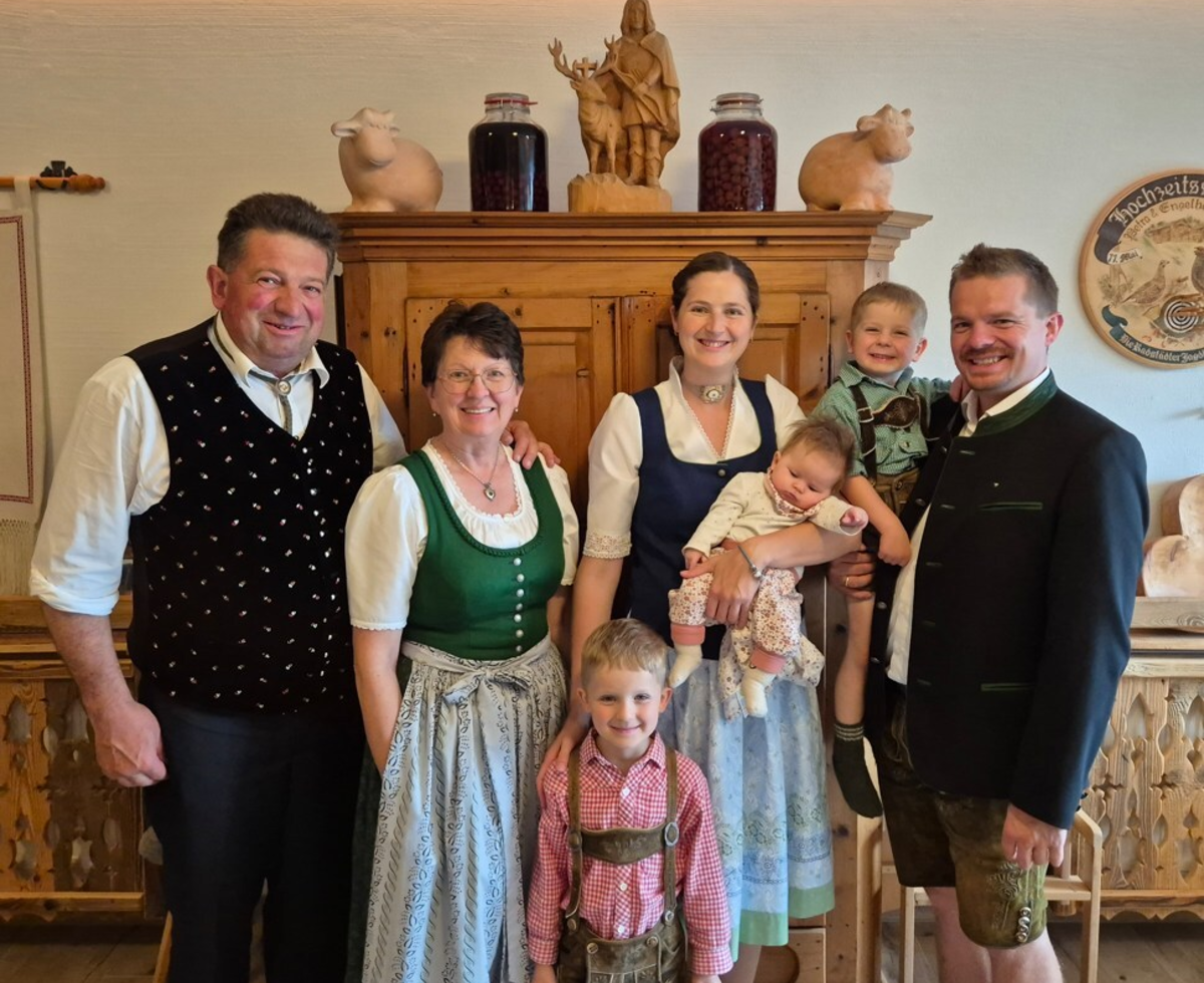 Die herzliche Gastgeberfamilie des Bauernhofs begrüßt Sie in traditioneller Tracht.