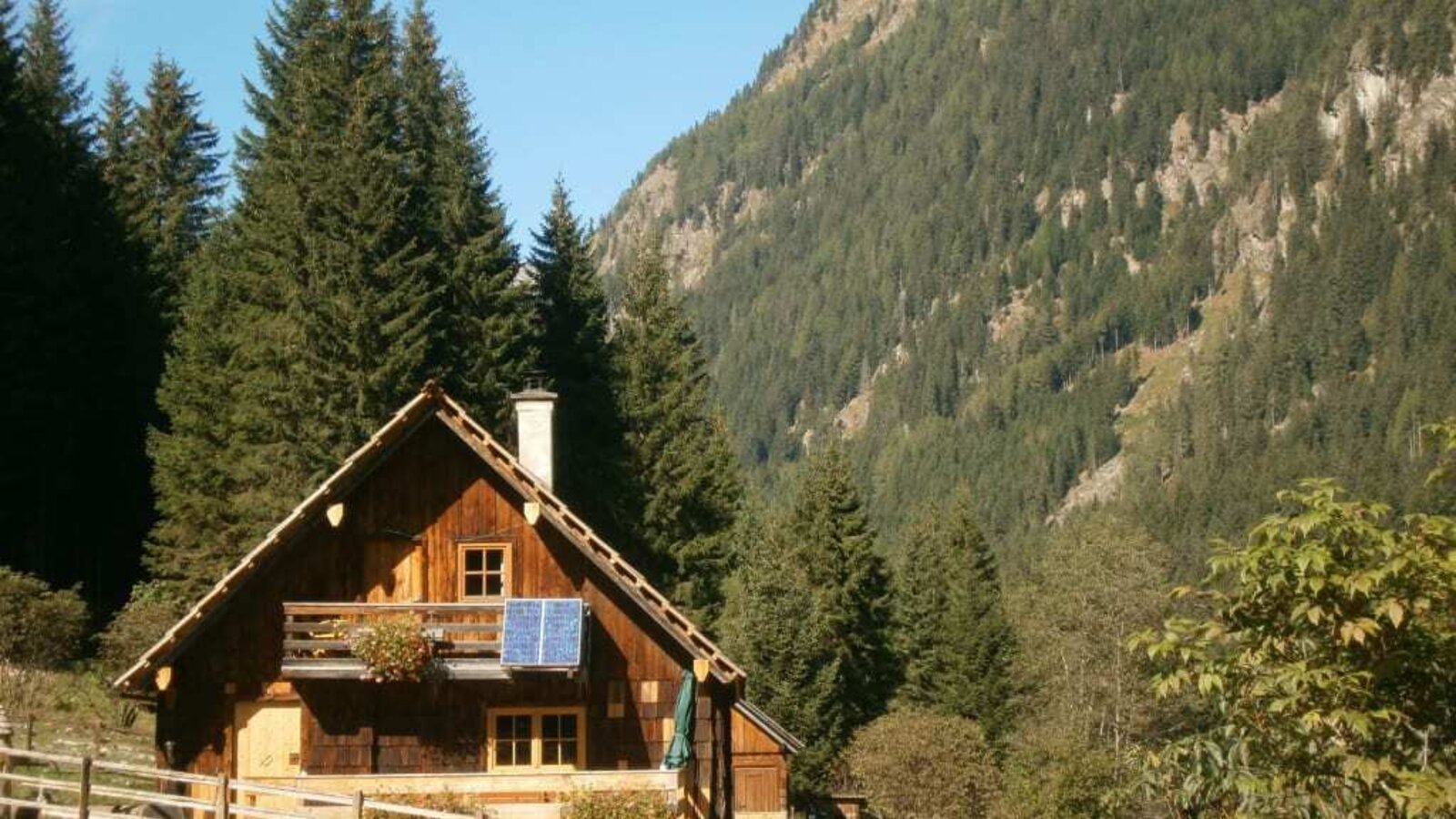 Eseihütte mit Bergblick