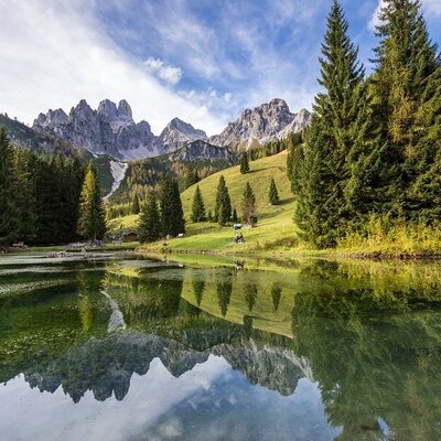 Der Bergsee mit seinen Spiegelungen und umliegenden Wäldern in der Naturlandschaft von Filzmoos.