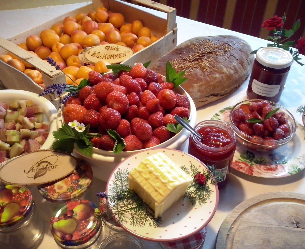 Am Bauernhof erwarten die Gäste frische Marillen, Erdbeeren, Rhabarber, selbstgebackenes Brot und hausgemachte Fruchtaufstriche.