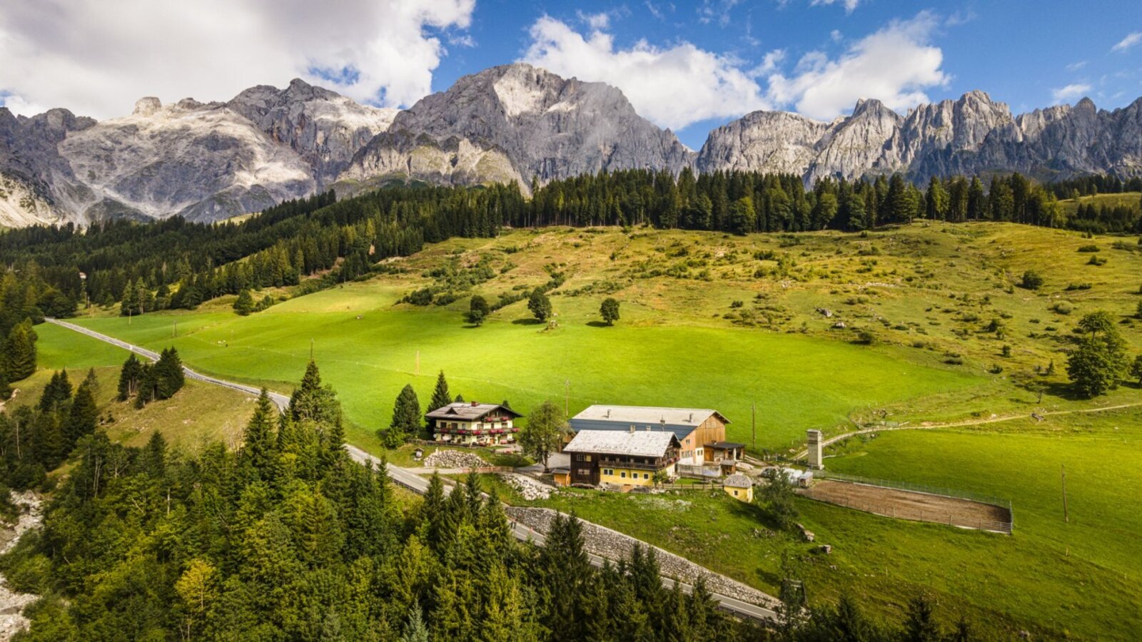 Der idyllisch gelegene Bauernhof inmitten saftig grüner Wiesen vor der beeindruckenden Kulisse des Hochkönigs.