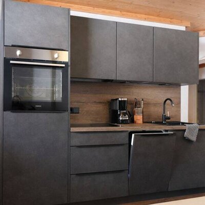 Moderne Küche mit Backofen, Spüle, Kaffeemaschine und Geschirrspüler.