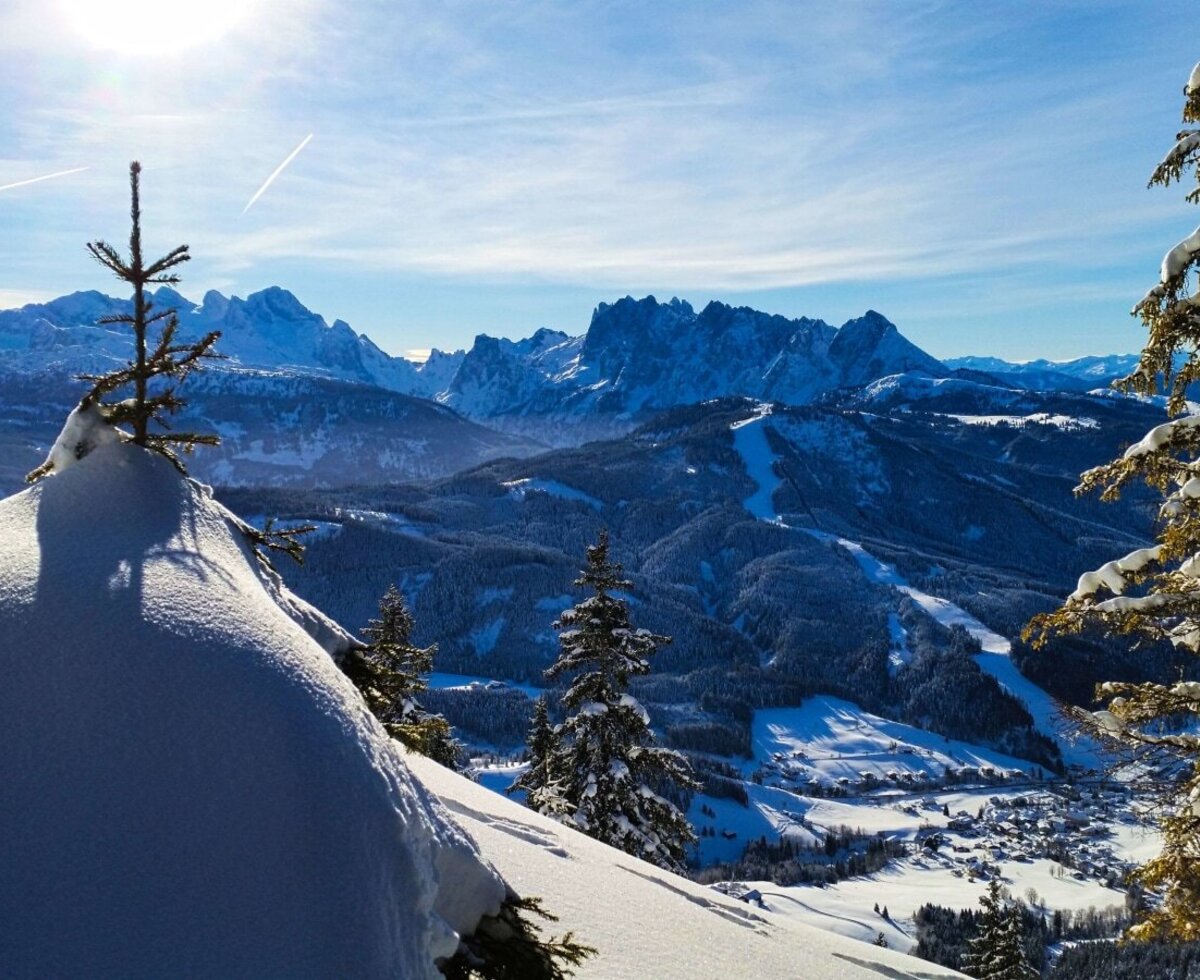 Aussicht Skigebiet Dachstein West und unser Dorf Russbach.