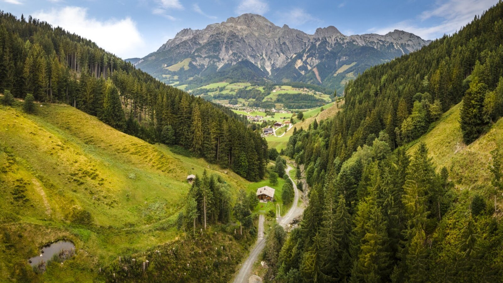 Malerischer Ausblick auf das üppig grüne Tal und die imposante Bergkulisse.