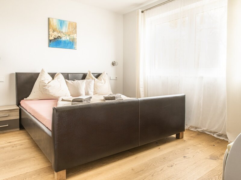 Schlafzimmer im Bed and Breakfast mit Doppelbett, Holzboden und Nachttisch.