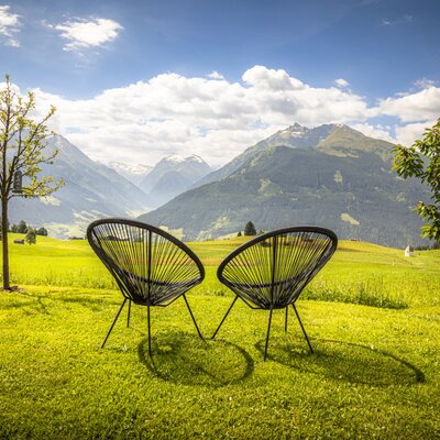 Die einladende Liegewiese des Bed and Breakfast mit modernen Acapulco-Sesseln und herrlichem Panoramablick auf die umliegenden Berge.