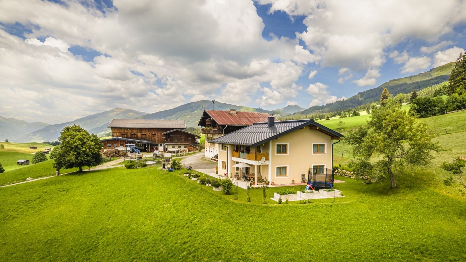Das einladende Bed and Breakfast umgeben von einer weitläufigen grünen Wiese und einer malerischen Bergkulisse.