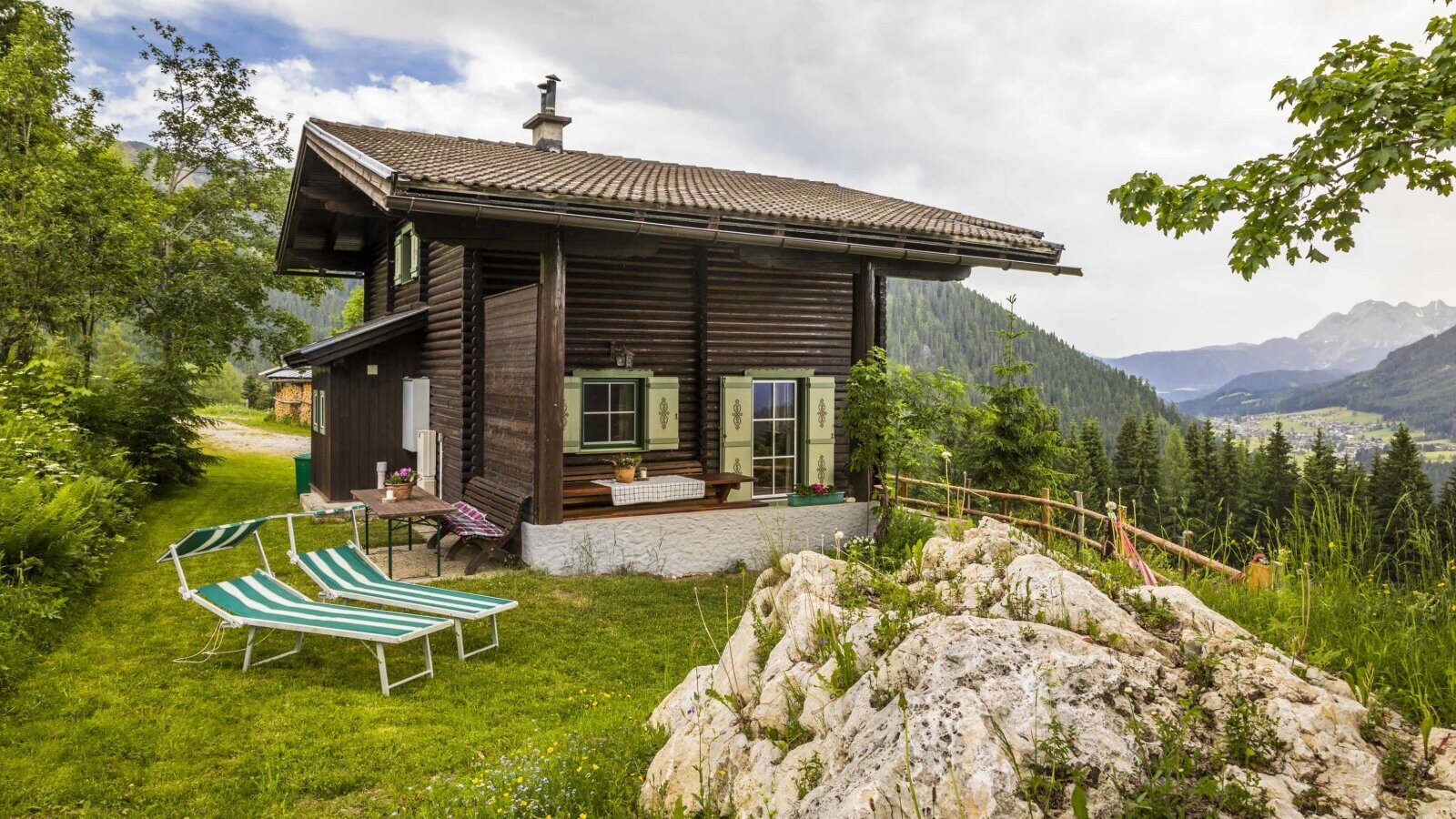 Helfer Alm Garten und Terrasse