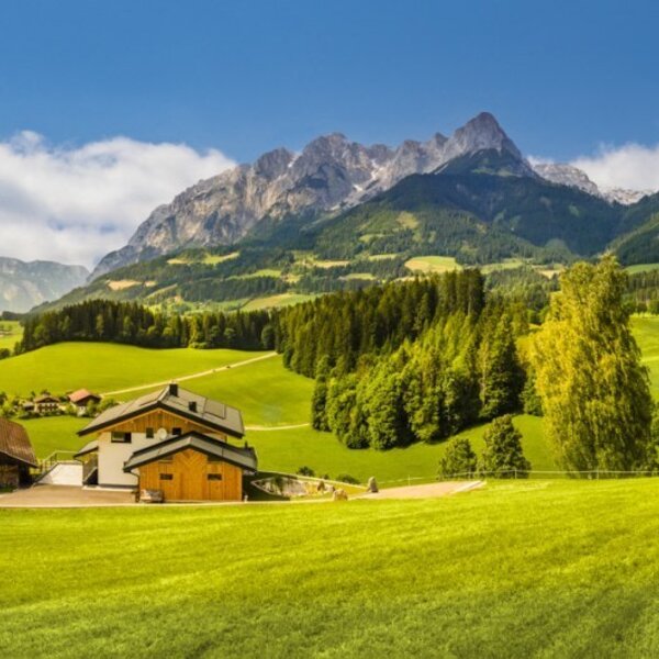 Blick auf die Berglandschaft mit grünen Wiesen und traditionellen Häusern in der Umgebung des Bed and Breakfast.