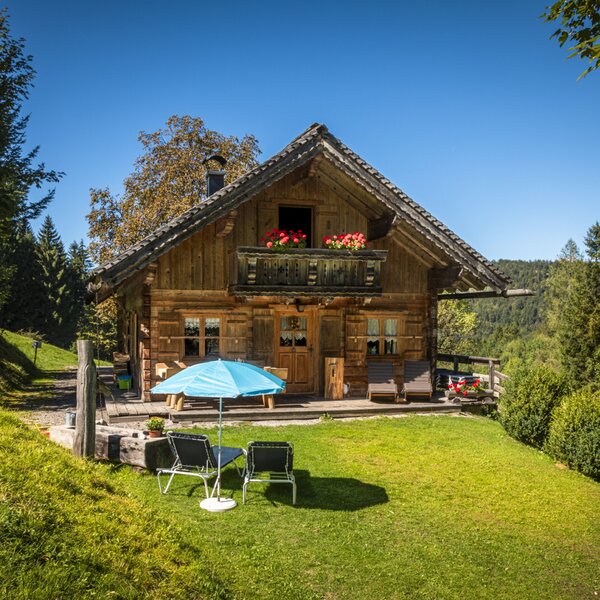Die urige Almhütte in absoluter Alleinlage mit einem sonnigen Garten, Liegestühlen und herrlichem Bergblick.
