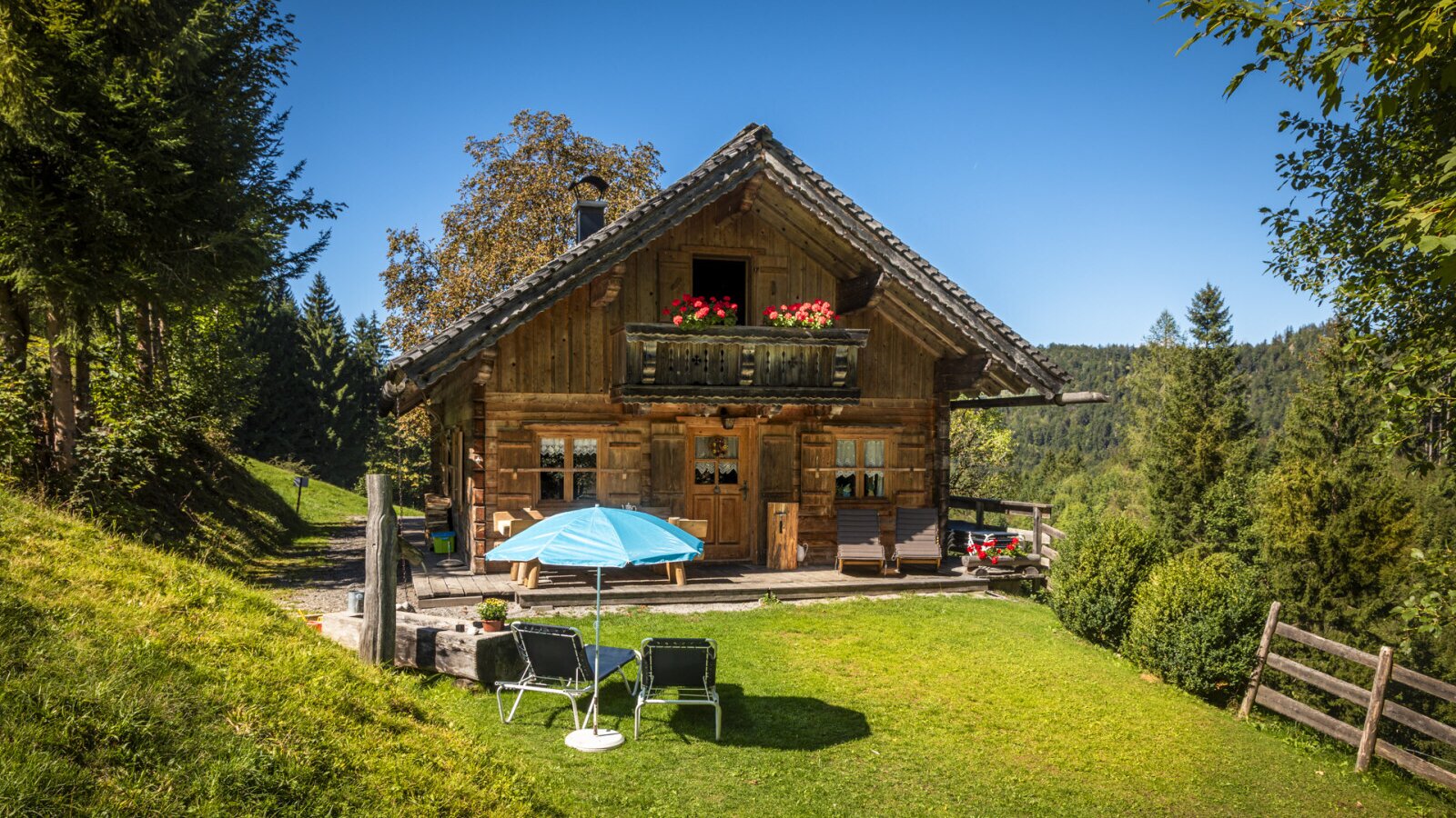 Die urige Almhütte in absoluter Alleinlage mit einem sonnigen Garten, Liegestühlen und herrlichem Bergblick.
