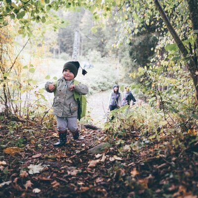 Kind im Wald