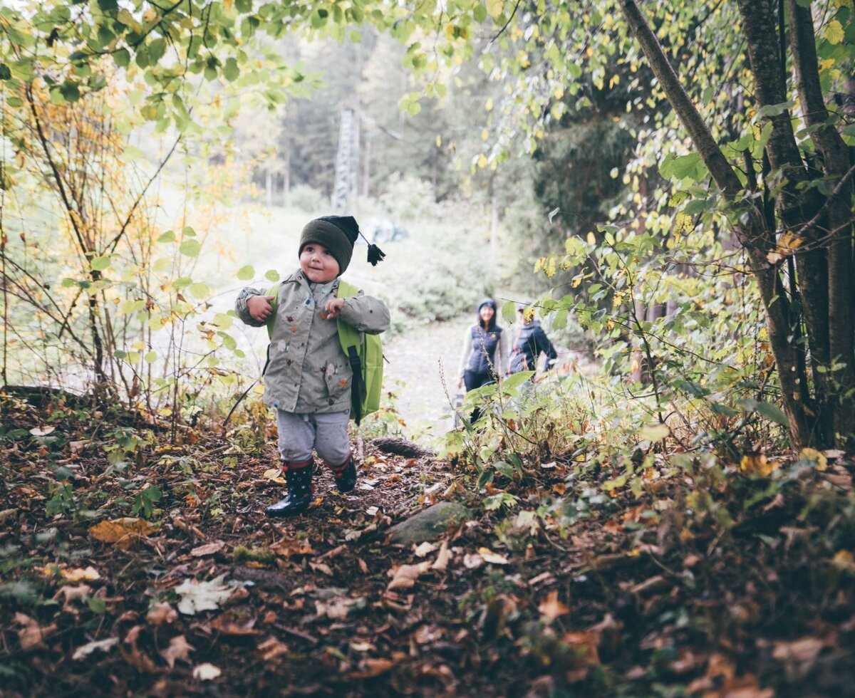 Kind im Wald