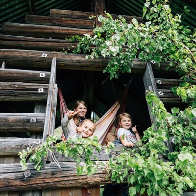 Das urige Spielhaus auf dem Bauernhof verspricht fröhliche Abenteuer für Kinder inmitten der Natur.