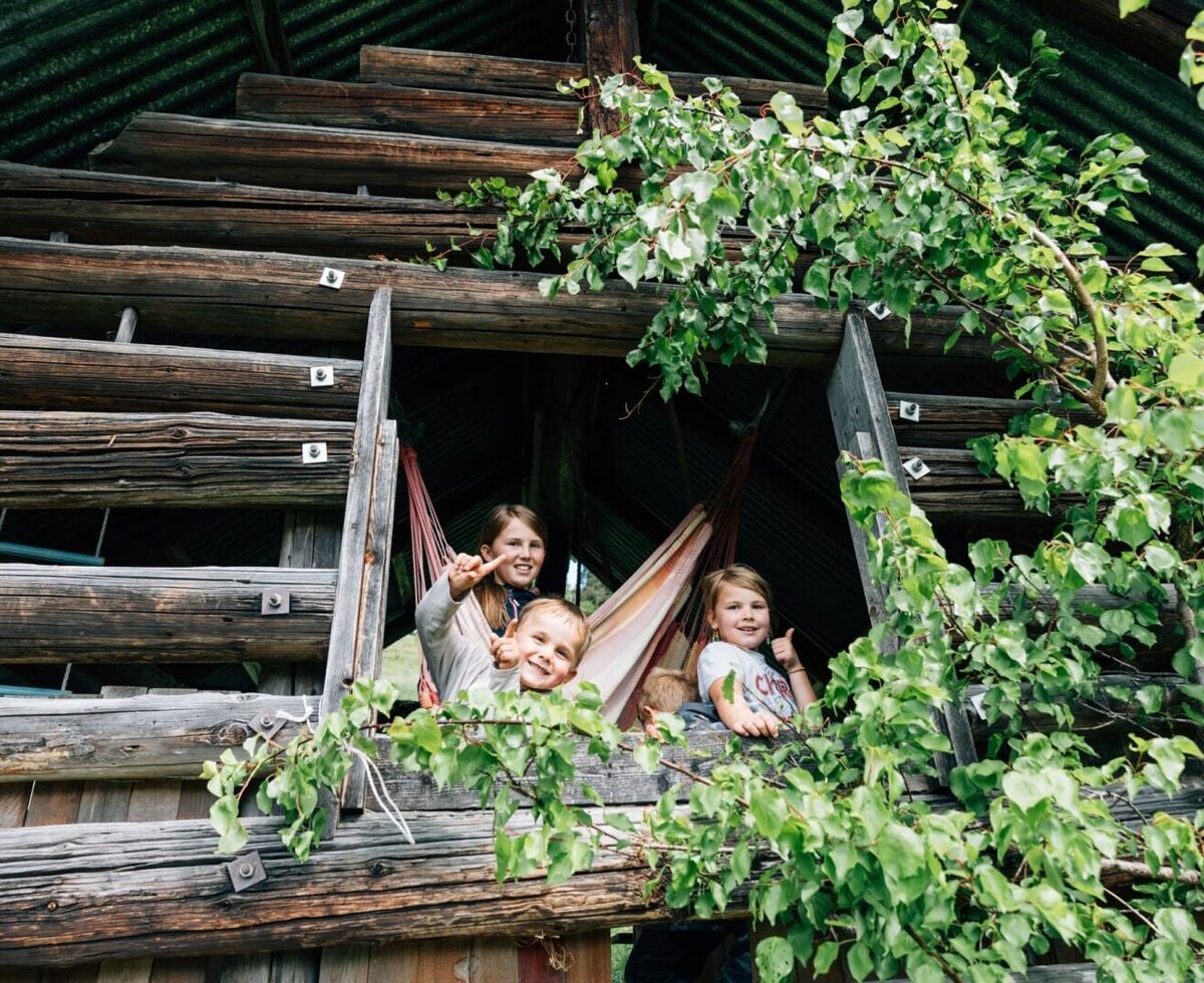 Das urige Spielhaus auf dem Bauernhof verspricht fröhliche Abenteuer für Kinder inmitten der Natur.