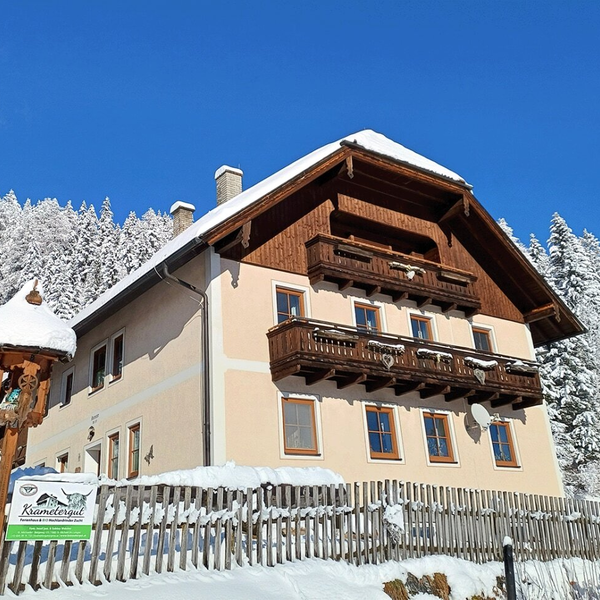 Krametergut im Winter mit UaB Logo