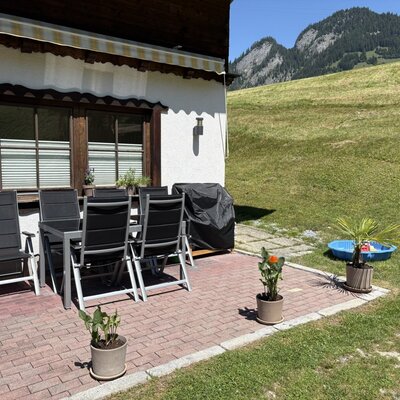 Die großzügige Terrasse mit Blick auf die umliegende Bergwelt