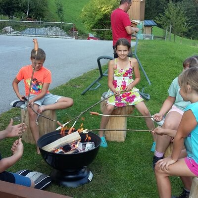 Kinder beim Grillen