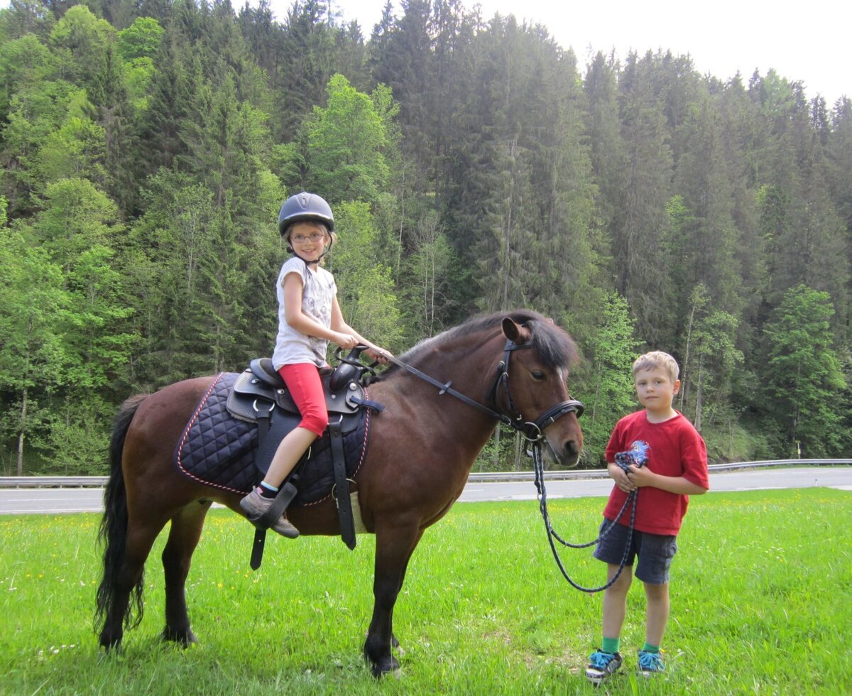 Kinder beim Reiten