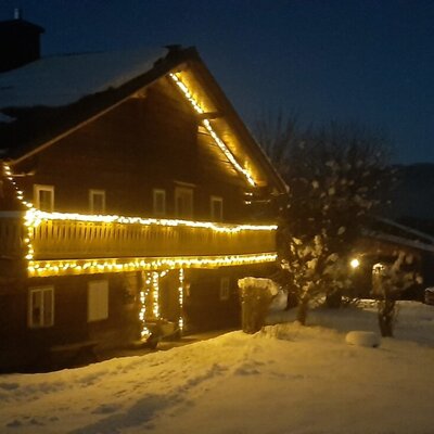 weihnachtliche Beleuchtung an der Hütte