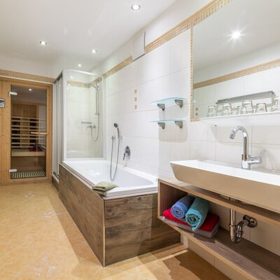 Badezimmer im Bauernhof mit Badewanne, Dusche, Waschbecken und einer Wärmekabine.