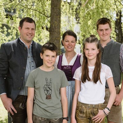 Die Gastgeberfamilie des Bauernhofs.