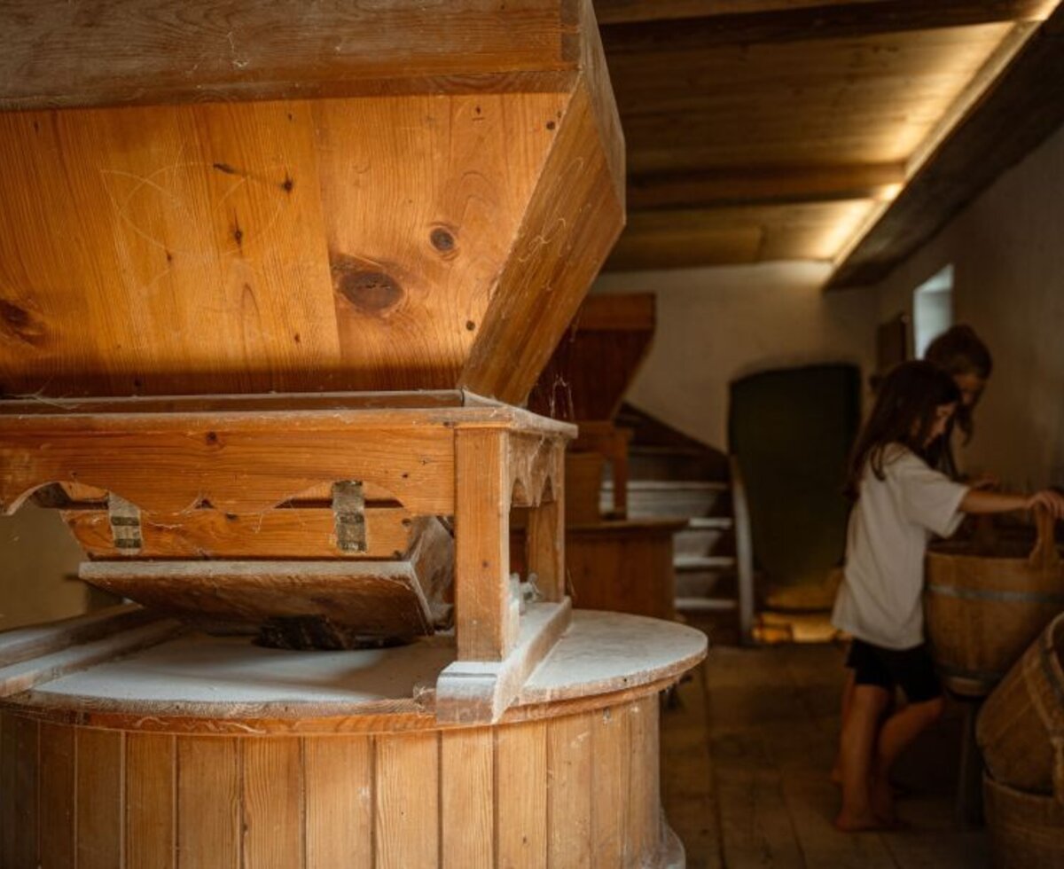Die historische Mühle auf dem Bio-Bauernhof, in der das hausgemachte Bio-Schwarzbrot gemahlen wird.