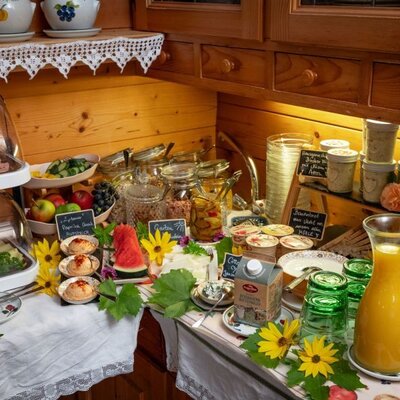 Das Frühstücksbuffet im Bed and Breakfast mit Bio-Schwarzbrot, regionalen Aufstrichen, Aufschnitt, Käse, frischem Obst, Joghurt und Säften.