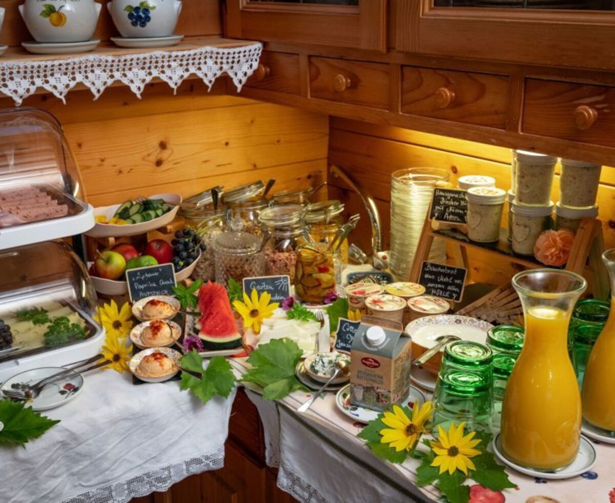 Das Frühstücksbuffet im Bed and Breakfast mit Bio-Schwarzbrot, regionalen Aufstrichen, Aufschnitt, Käse, frischem Obst, Joghurt und Säften.