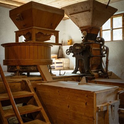Die historische Mühle des Bio-Bauernhofs, wo das hausgemachte Bio-Schwarzbrot hergestellt wird.