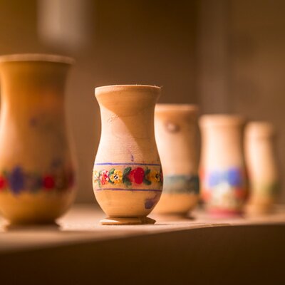 Handbemalte Holzvasen als Dekoration im Hof.