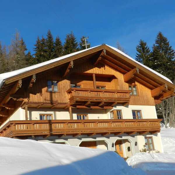 Appartementhaus im Winter