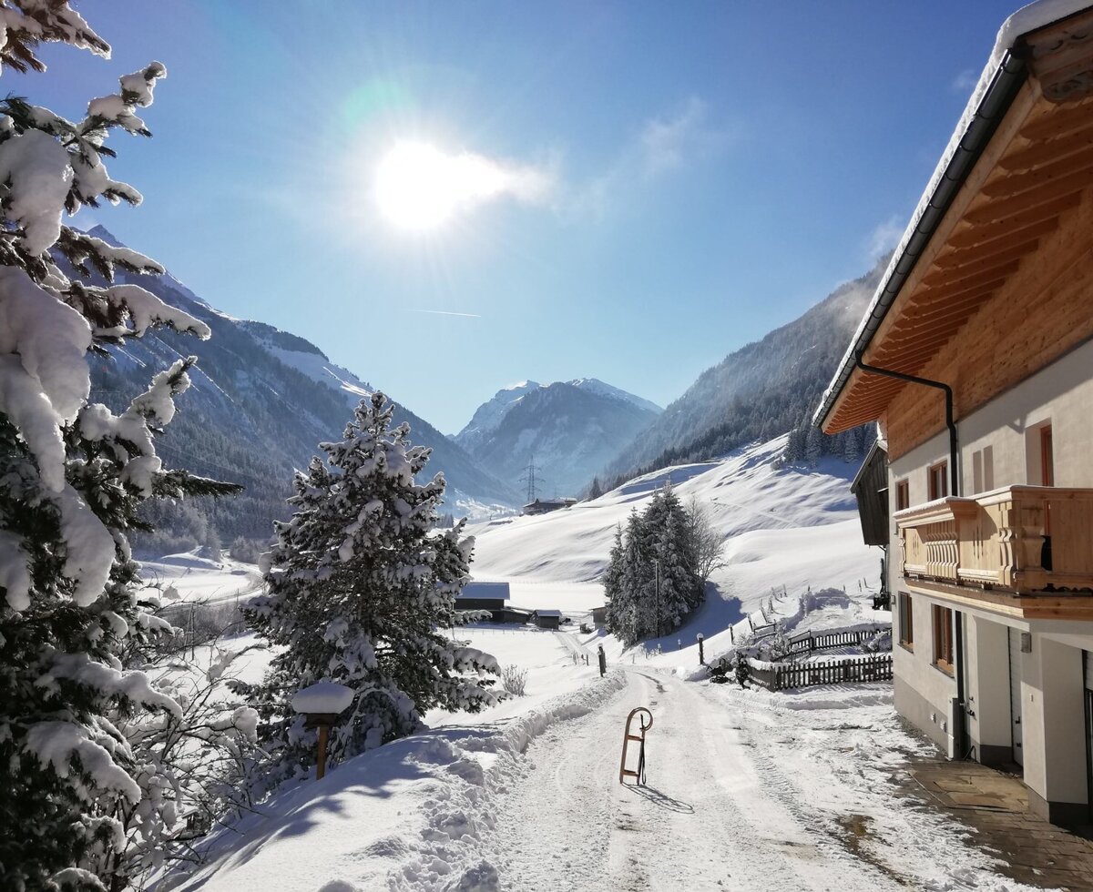 Bergblick mit Balkon der FeWo