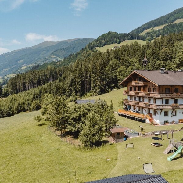 Bauernhaus mit großem Spielplatz