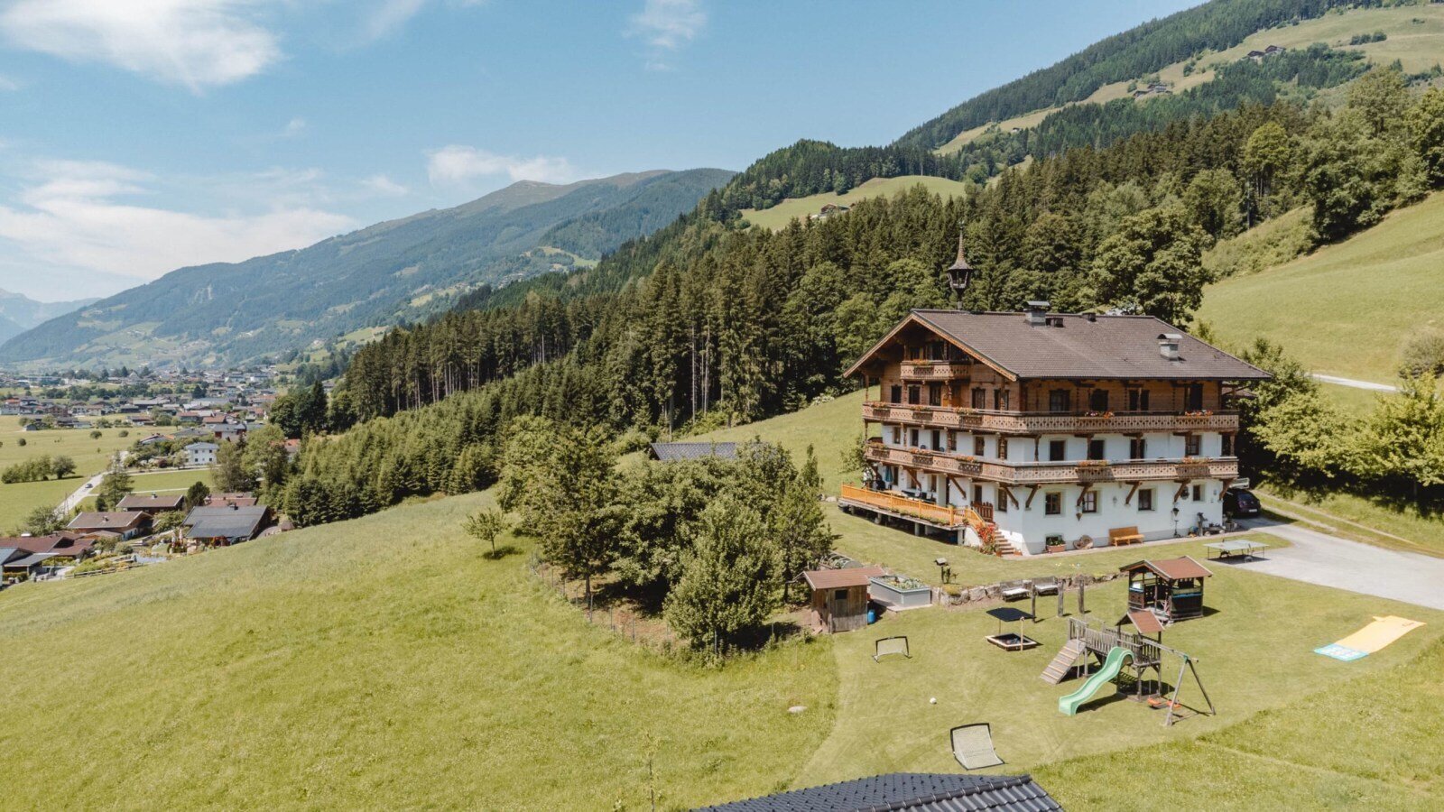 Bauernhaus mit großem Spielplatz