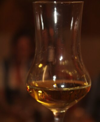 Ein Glas Schnaps, wie es auf dem Bauernhof angeboten wird.