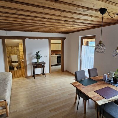 Apartment Talblick - Rundumblick im Wohnraum mit Zugang zu Bad und Küche