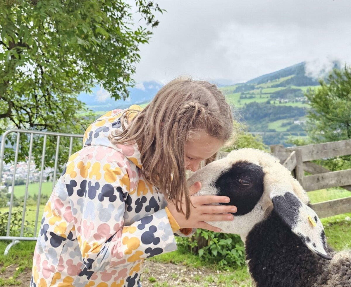 Tieren ganz nahe zu sein zu dürfen ist für Kinder sehr heilsam.