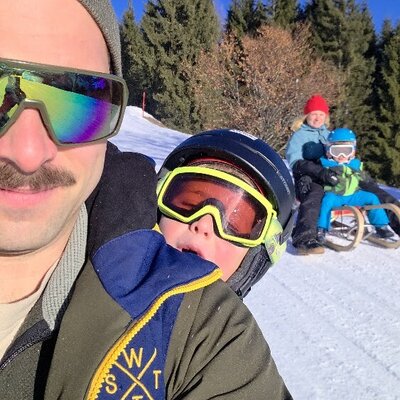 Fröhlicher Rodelspaß im glitzernden Schnee für die ganze Familie.