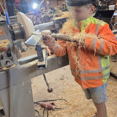 Ein spannender Einblick in das traditionelle Handwerk in der rustikalen Werkstatt des Bauernhofs.