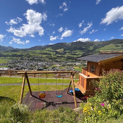 Der Spielplatz des Bauernhofs mit traumhaftem Blick auf die Stadt Mittersill und die Hohen Tauern.