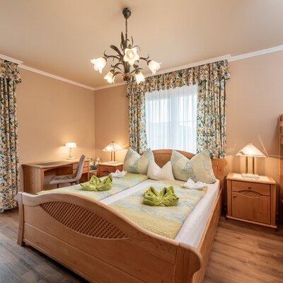 Das Schlafzimmer im Bauernhof verfügt über ein Doppelbett, ein Etagenbett, einen Schreibtisch und Zugang zum Balkon.