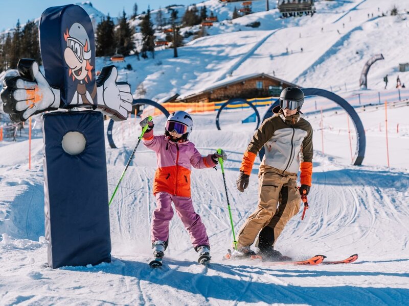 Ein sonniger Skitag direkt am Bauernhof, perfekt für familienfreundlichen Winterspaß auf der Piste.