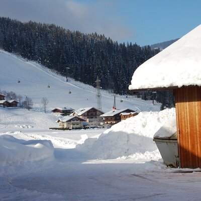 Blick vom Hof zum Skilift
