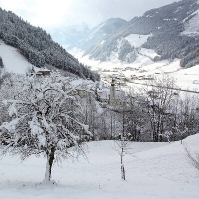 Blick auf Kirche im Winter