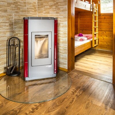 Der Hof bietet einen Ofen mit Kaminbesteck und ein Stockbett in einem angrenzenden Holzzimmer.