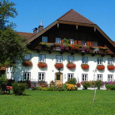 Wir würden uns sehr freuen, Sie auf unserem Bauernhof als unsere Gäste begrüßen zu dürfen. Wir würden uns sehr freuen, Sie auf unserem Bauernhof als unsere Gäste begrüßen zu dürfen.