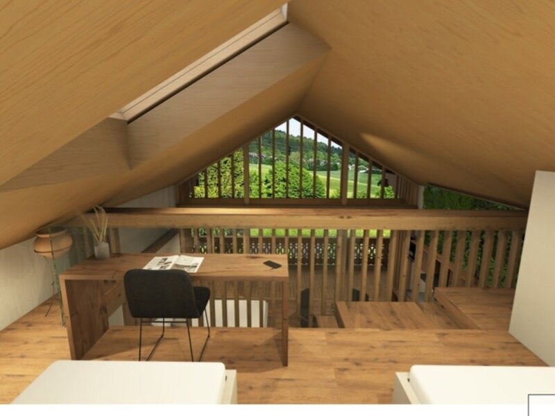 Ein gemütlicher Galeriebereich im Bauernhof mit einem Holzschreibtisch, Dachfenstern und Blick ins Grüne.